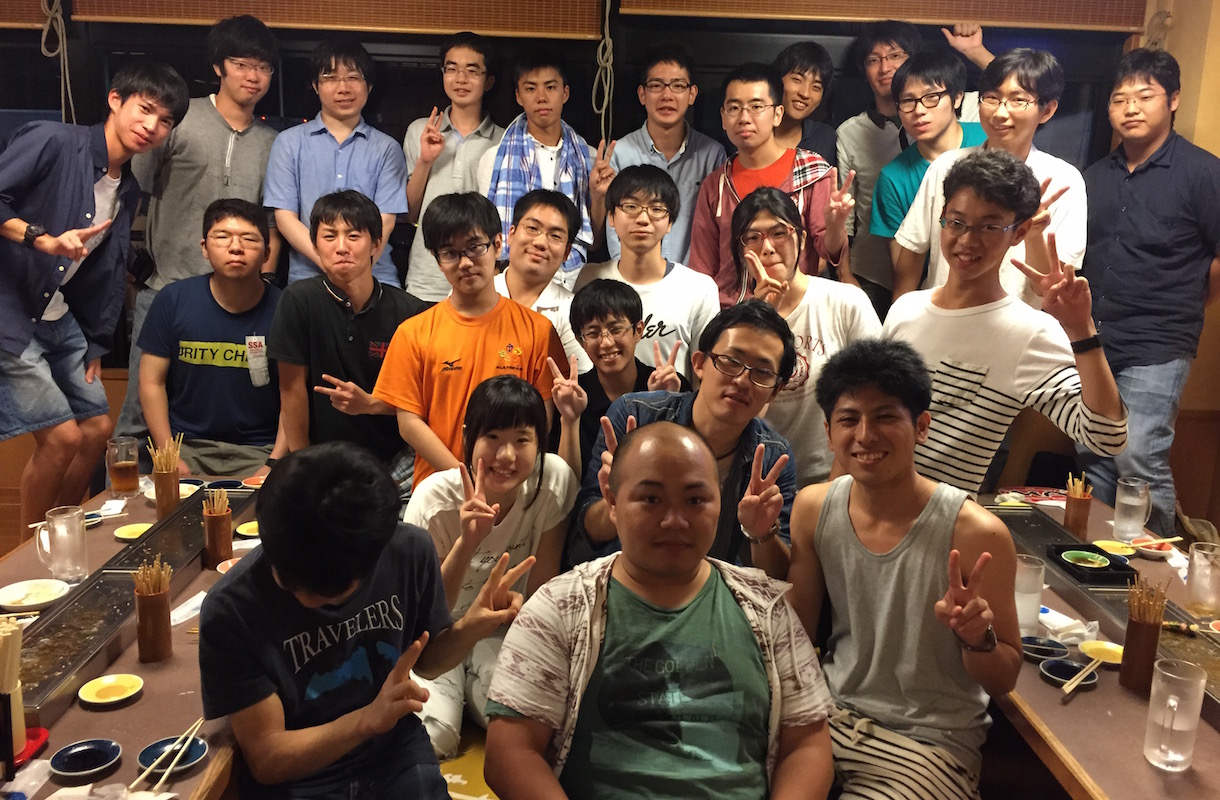 庭を囲むためのオリジナルのアイデア - 装飾的な木製フェンス