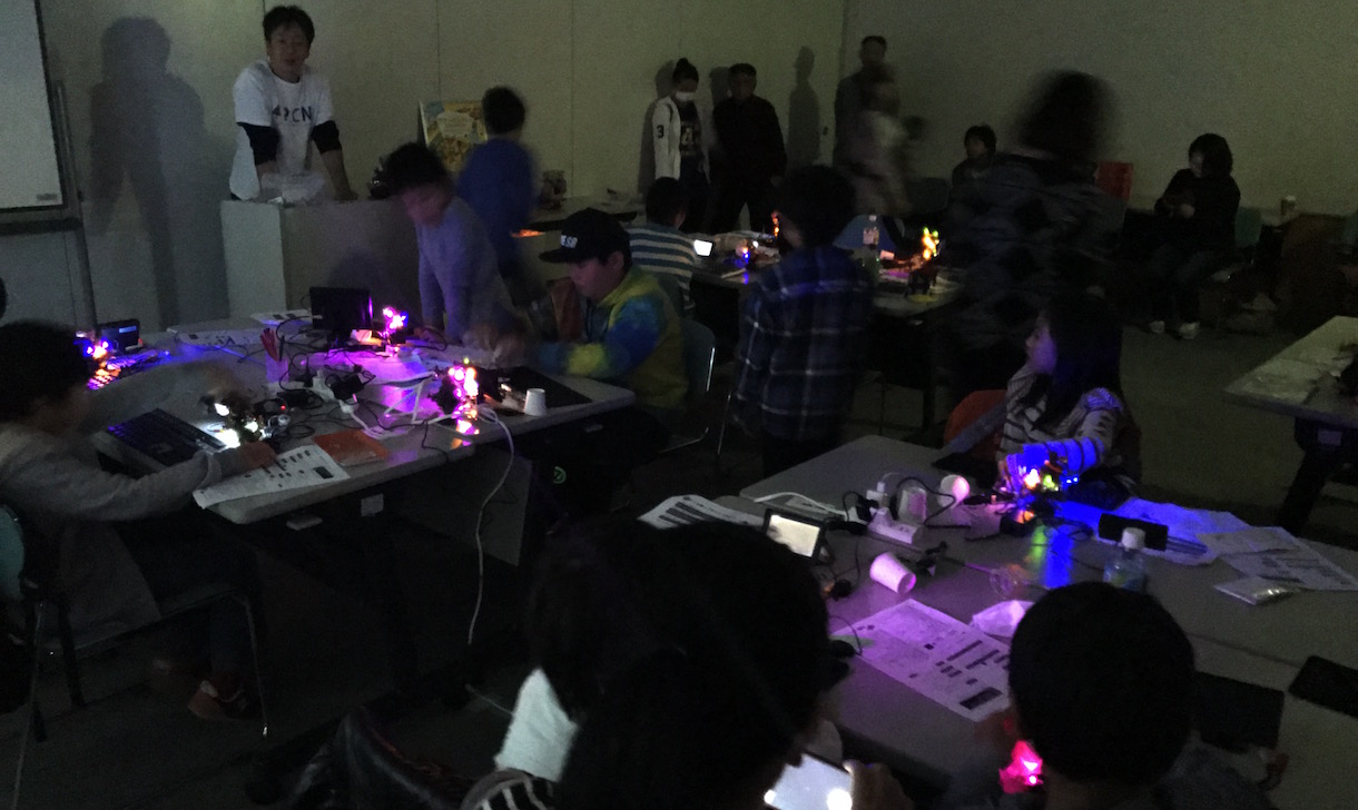 Ein Hund kuschelt mit seinen Frauchen